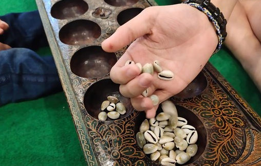 Menghidupkan Kembali Pesona Main Congklak Tradisional